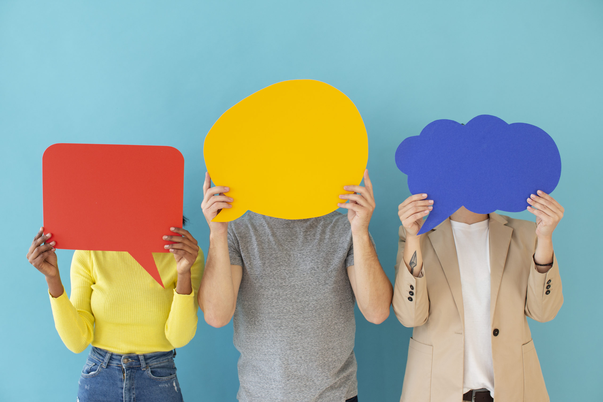 des personnes debout tiennent des panneaux bulles de dialogue