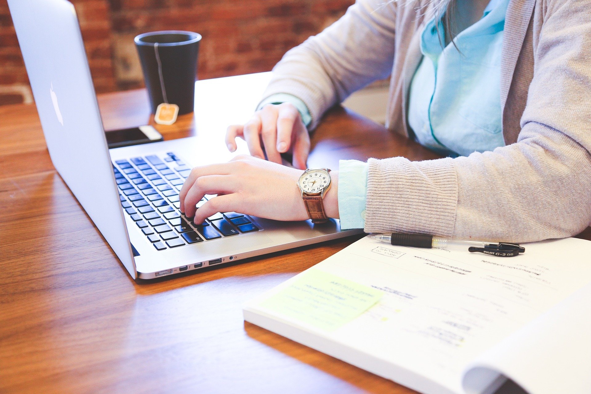 une personne est en train de taper sur un clavier d'ordinateur