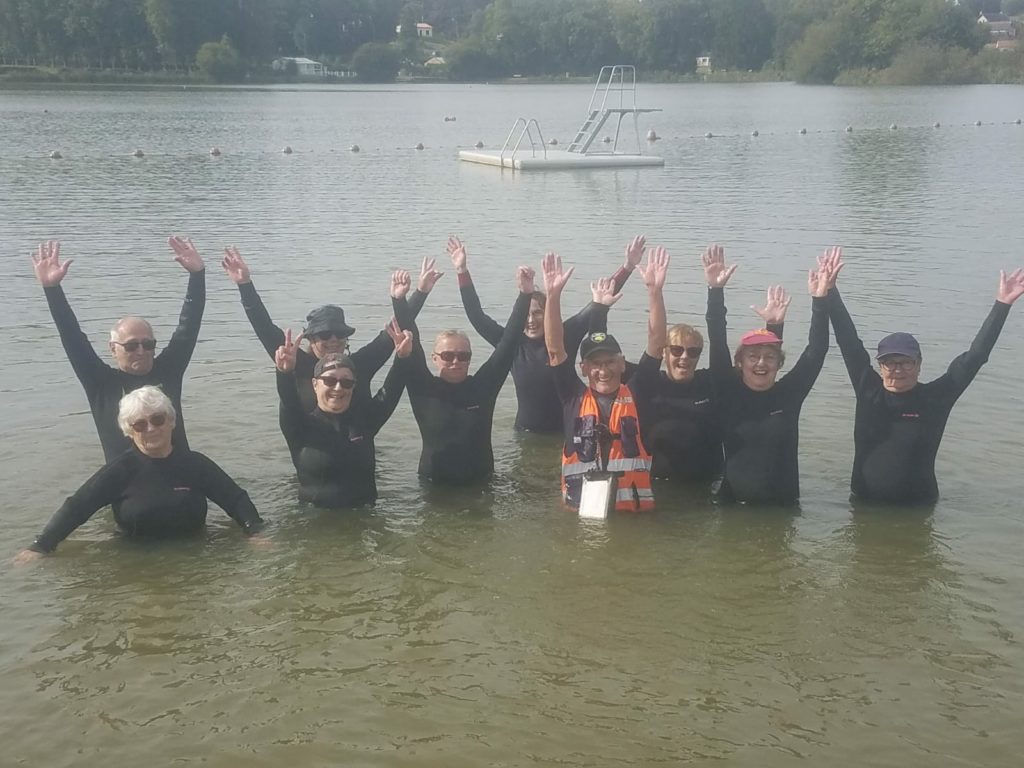 un groupe de eprsonnes sont au lac de verruyes